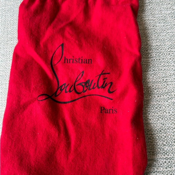 Classic Louboutin black patent heels. Size 38. - Picture 11 of 14